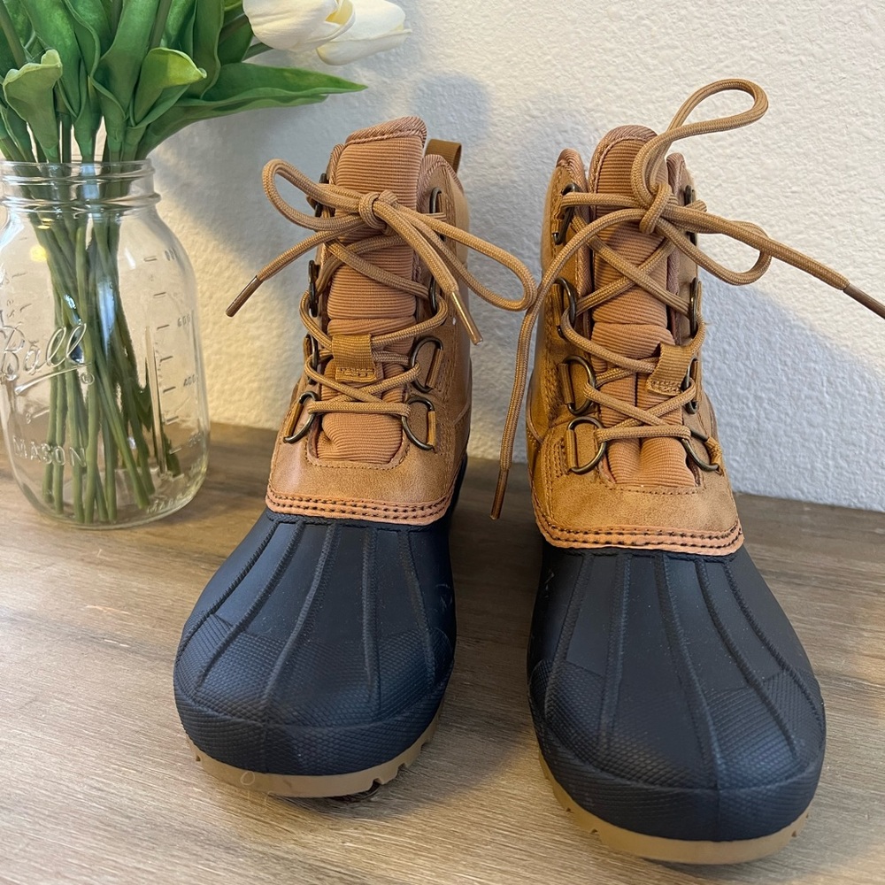 Women’s Duck Winter Boots Universal Thread Size 7 Tan/Black Waterproof